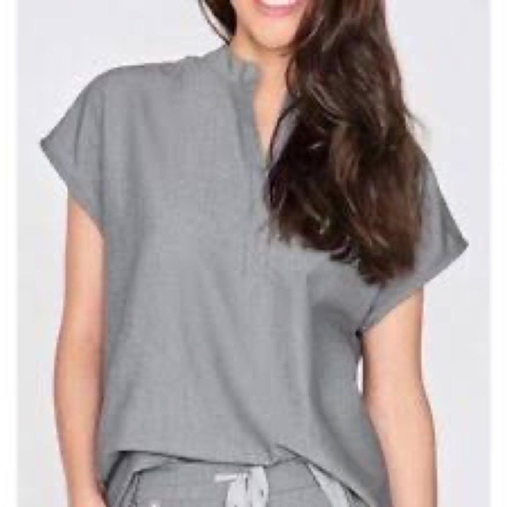 FIGS Rafaela scrub top size S in Graphite